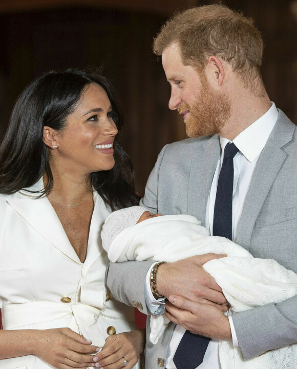 BLE FORELDRE: I mai i fjor fikk Meghan og Harry sønnen Archie sammen. Her viste de ham frem bare kort tid etter fødselen. Siden den gang har de imidlertid skjermet han rimelig godt. Foto: NTB Scanpix BLE FORELDRE: I mai i fjor fikk Meghan og Harry sønnen Archie sammen. Her viste de ham frem bare kort tid etter fødselen. Siden den gang har de imidlertid skjermet han rimelig godt. Foto: NTB Scanpix
